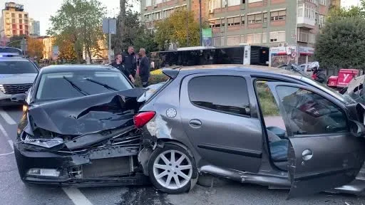 Beşiktaş’ta zincirleme kaza: Trafik polisi yola dökülen yağın üzerini toprakla kapattı