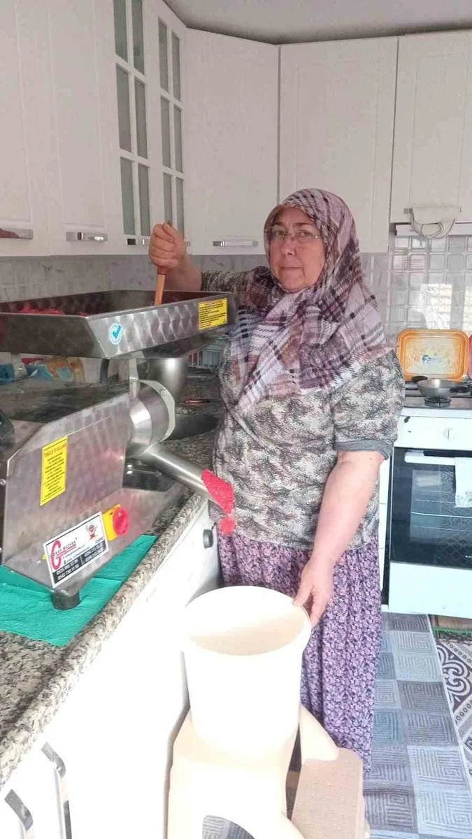 Uzunköprü’de kadınlara salça makinesi desteği