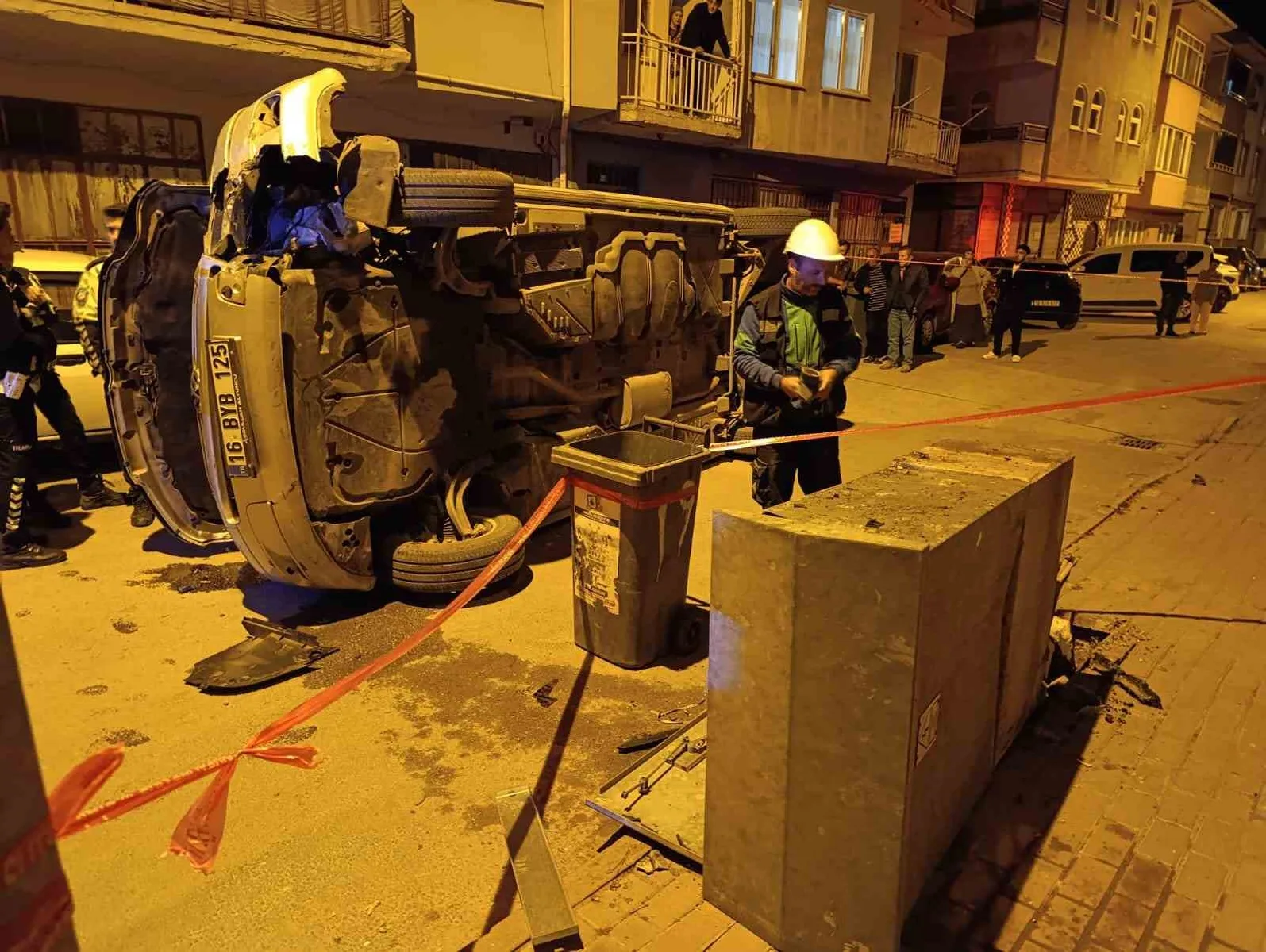 Elektrik panosuna çarpan minibüs devrildi, sürücü olay yerinden kaçtı