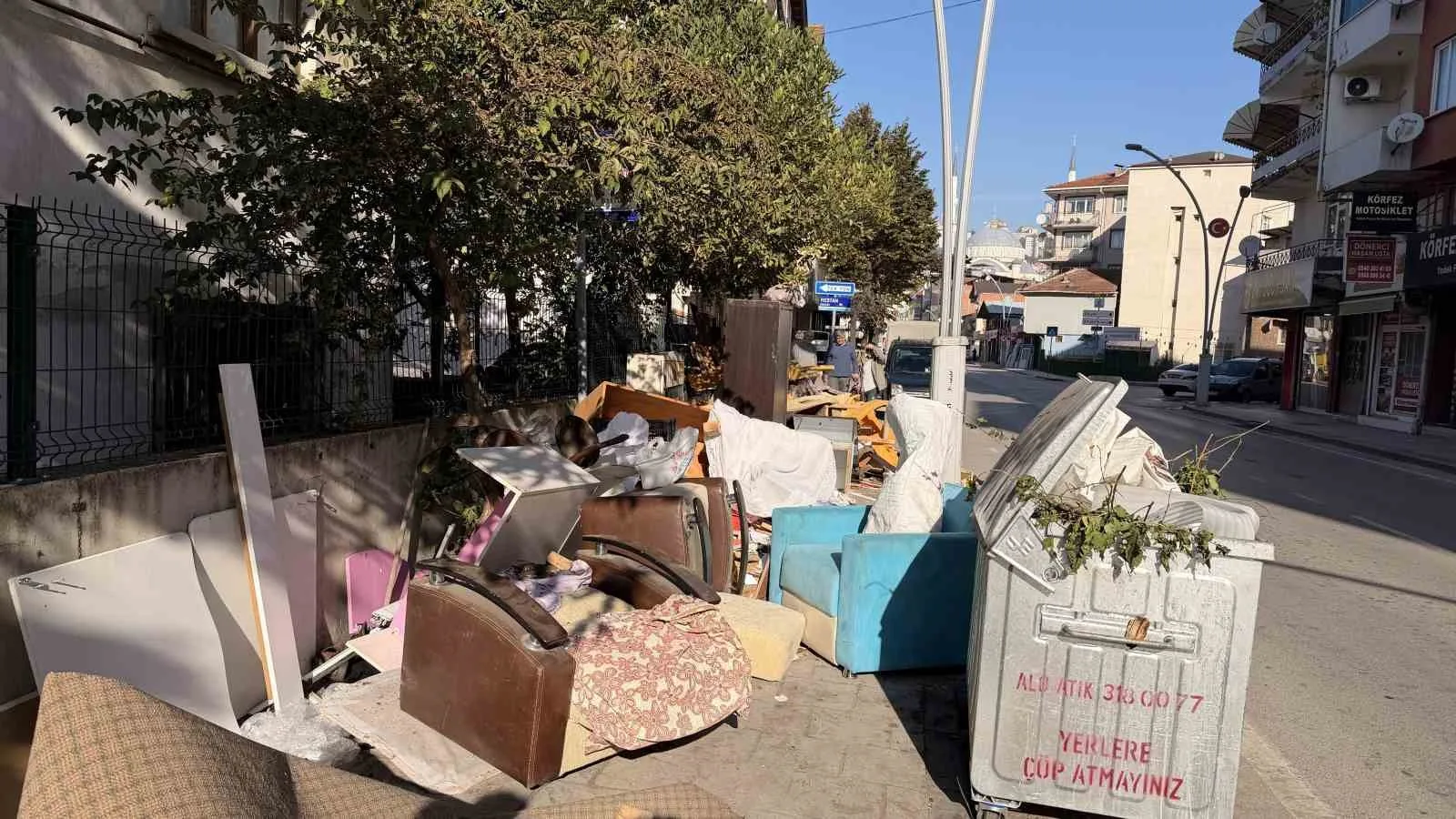 Kaldırımda akılalmaz görüntü: Ne varsa dışarı attılar