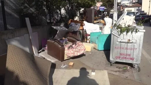 Kaldırımda akılalmaz görüntü: Ne varsa dışarı attılar