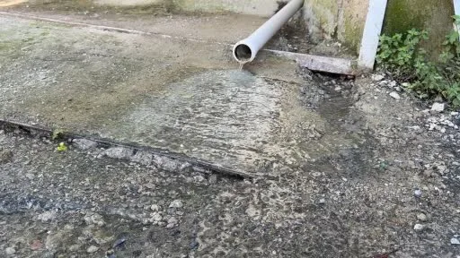 Sarıyer’de evlerinin önünden akan kanalizasyon suyu mahalleliyi isyan ettirdi: "Kendi başımıza belediyecilik yapmaya çalışıyoruz"