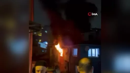 Fatih’te 2 katlı bina alev alev yandı