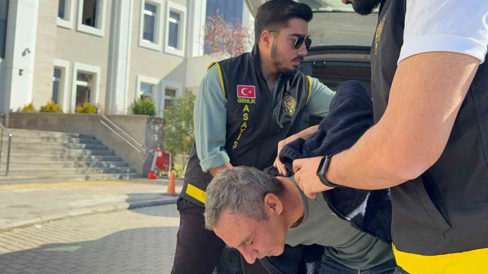 Bursa’da gürültü cinneti...Yaşlı çifti öldürdüğü öne sürülen komşu adliyeye sevk edildi