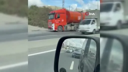 Arnavutköy’de 3 araçlı kaza: Otomobil hurda yığınına döndü, sürücü hafif yaralı kurtuldu