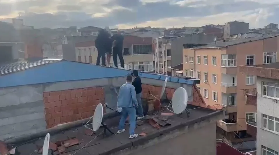 Esenler’de kasten öldürme ve farklı suçlardan aranan firari, polisten kaçarken çatıda yakalandı