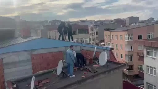 Esenler’de kasten öldürme ve farklı suçlardan aranan firari, polisten kaçarken çatıda yakalandı