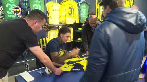 Ederson, imza gününde sarı-lacivertli taraftarla buluştu