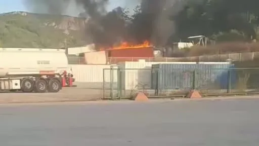 Tarlada bulunan barakada çıkan yangın korkuttu