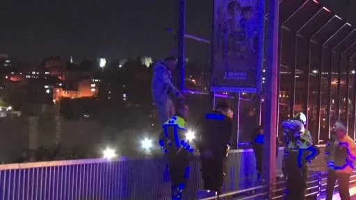 Haliç Köprüsü’nde intihar girişiminde bulunan şahıs 2 saat sonra ikna edildi