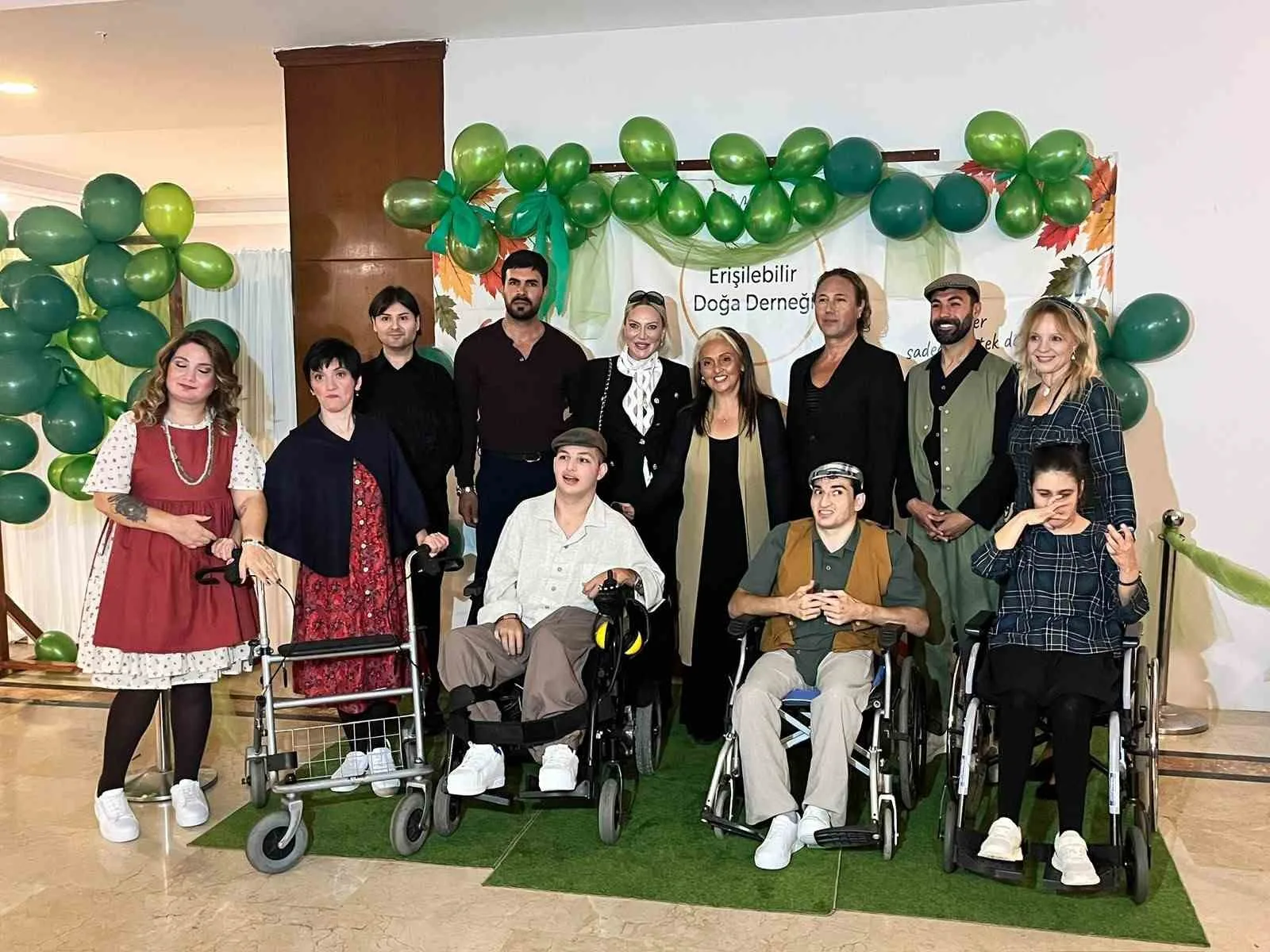 Serebral Palsili bireyler farkındalık için podyumda yürüdü