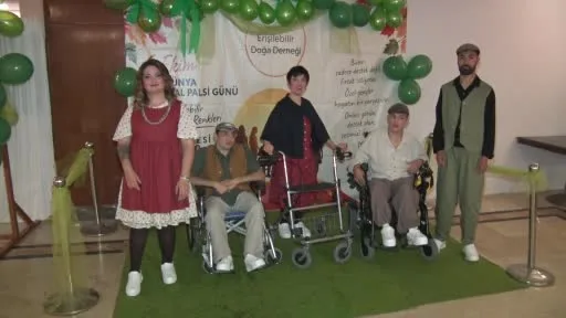Serebral Palsili bireyler farkındalık için podyumda yürüdü