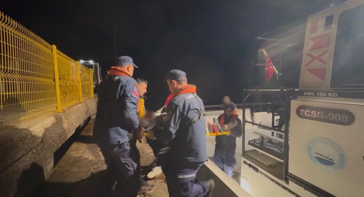 Bozcaada’da trafik kazası geçiren yaralının tıbbi tahliyesi Sahil Güvenlik ekiplerince gerçekleştirildi
