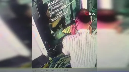 Tezgahta unutulan güneş gözlüğünü kendisininmiş gibi kafasına takıp oradan ayrıldı, sahibi gözlüğünü alana seslendi