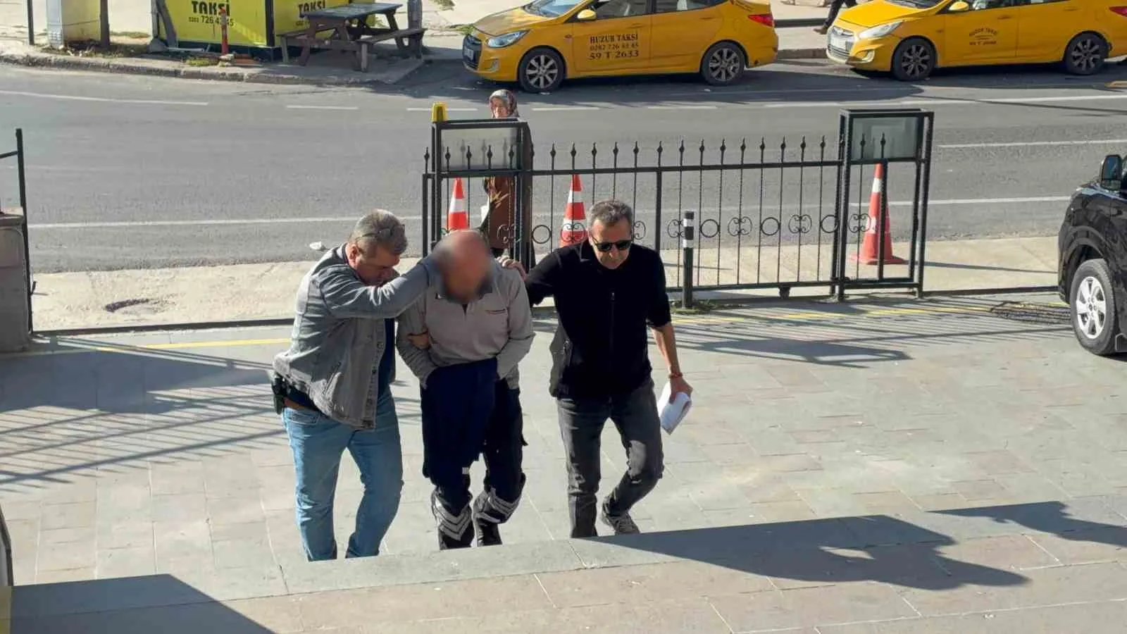 Borçları sebebiyle kuyumcu soymaya kalkan kişi özel güvenlik görevlisi çıktı