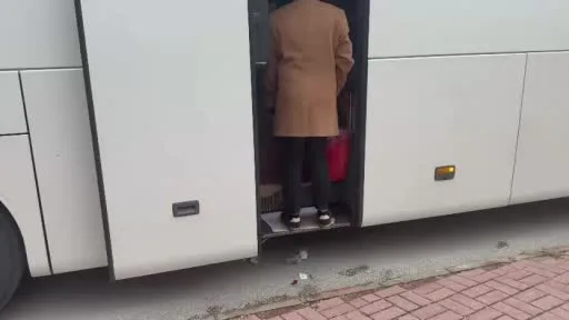 Tur otobüsünden atılan çöpler toplattırıldı