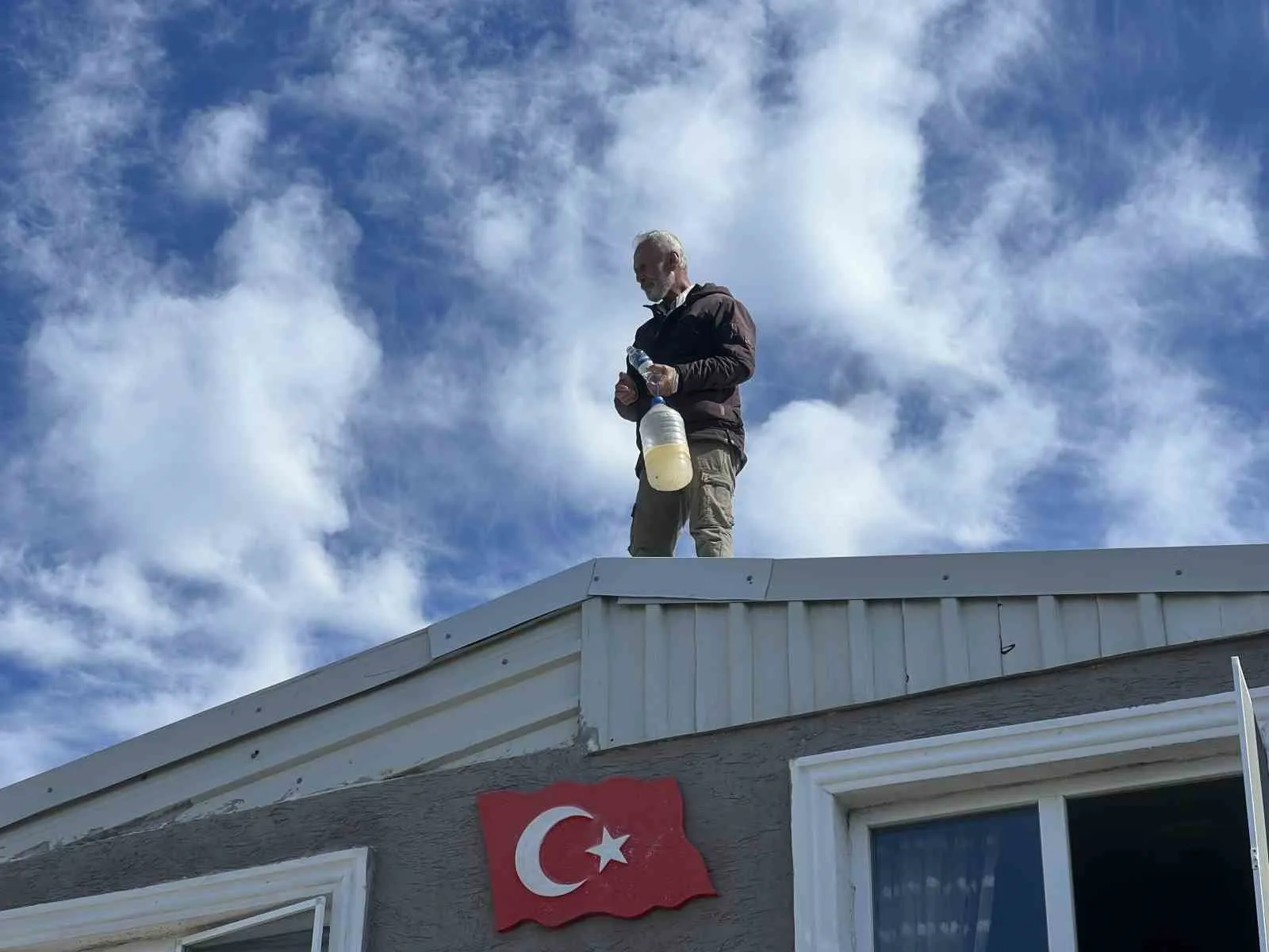 Mudanya’da yıkım krizi: Ev sahibi çatıya çıktı