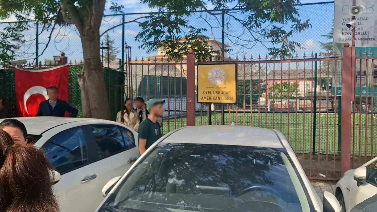 Üsküdar’da özel lisenin trafosunda yangın: Veliler basın mensubunun görüntü almasını engellemeye çalıştı