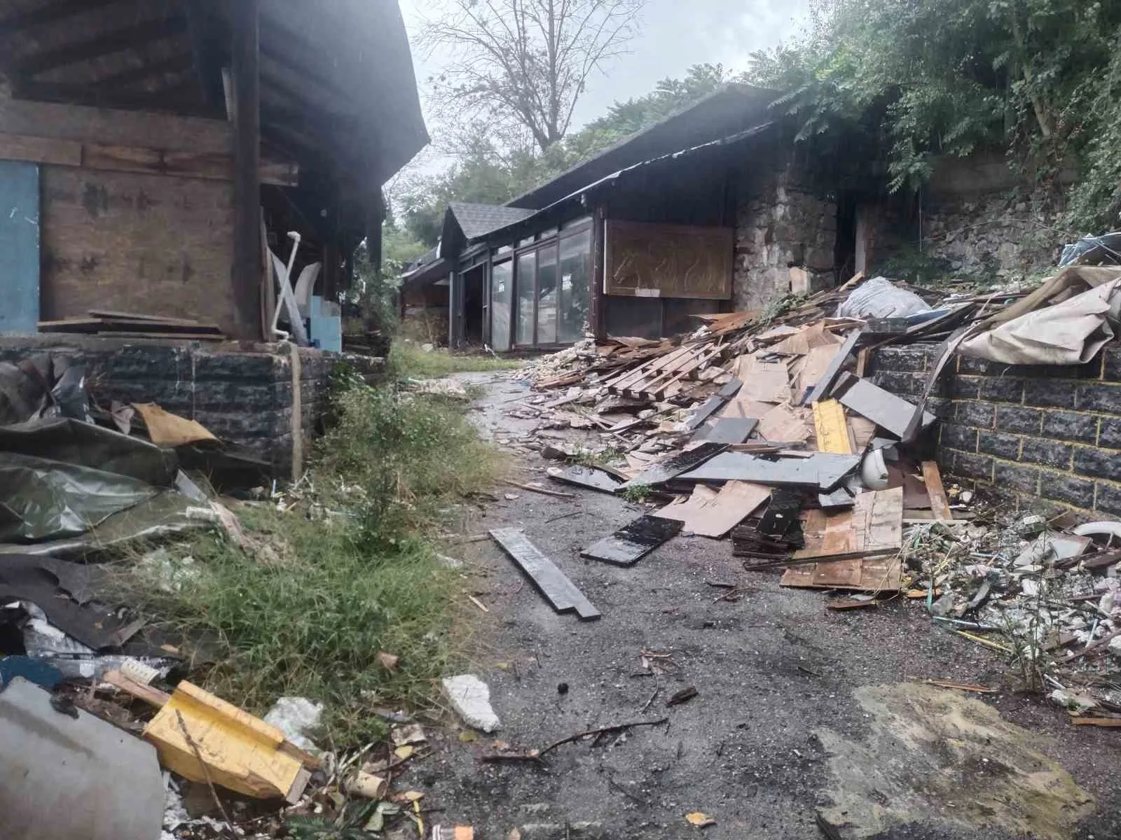 Beykoz’da riskli alan ilan edilen ve boşaltılan dükkanın sahibinden müteahhit firmaya tepki