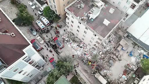 Maltepe’de çökme meydana gelen bina böyle görüntülendi