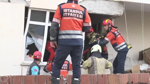 Maltepe’de 7 katlı binanın 3 katında çökme meydana geldi