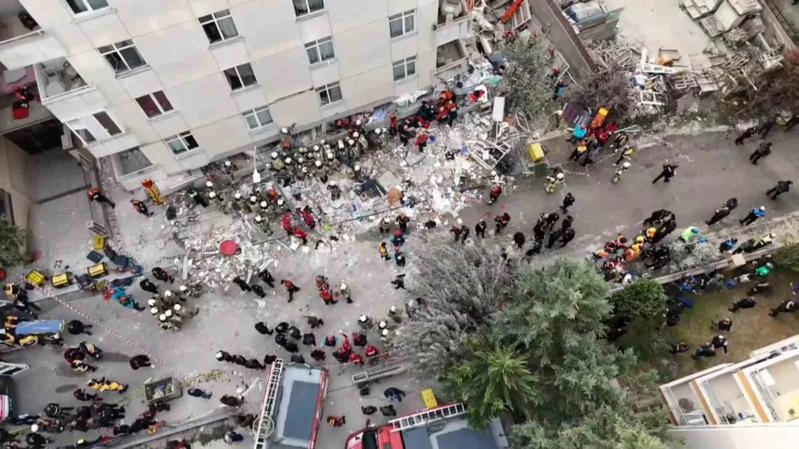 Maltepe’de çöken 7 katlı binadan 5 kişi çıkarıldı: Arama kurtarma çalışmaları devam ediyor