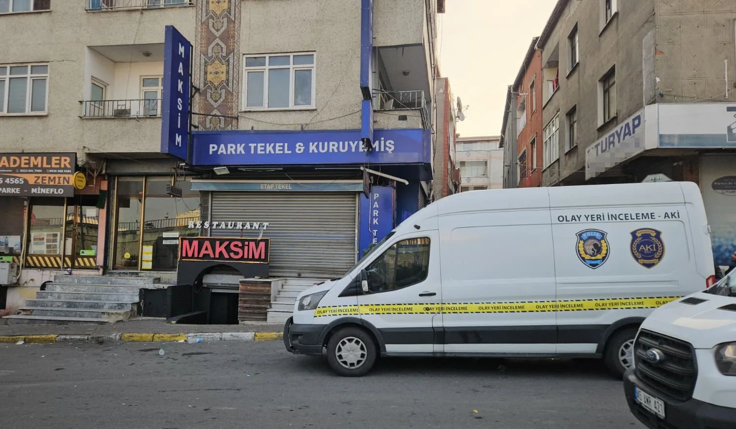 Müzikholde silahlı çatışma: 1’i polis 2 kişi hayatını kaybetti, 2 kişi yaralandı