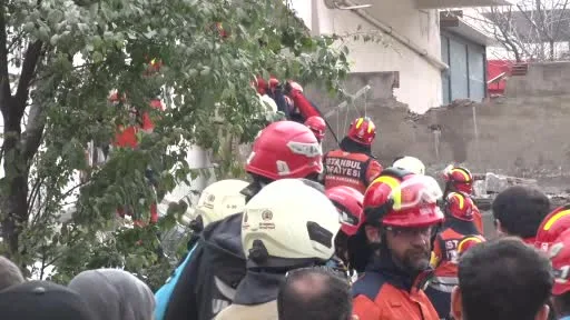 Maltepe’de çöken binadan bir kişiyi ekipler böyle çıkarttı