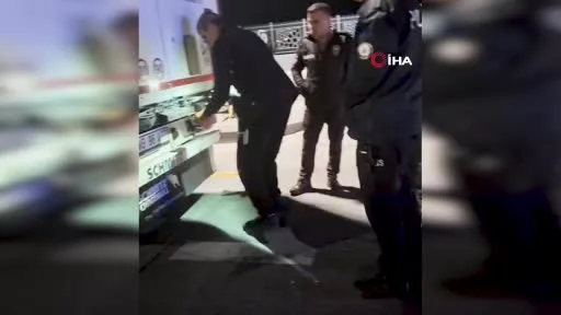 TIR dorsesine gizlenerek yurt dışına kaçmaya çalışan 5 kaçak göçmen yakalandı
