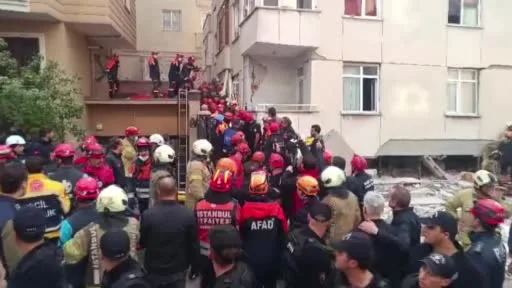 Maltepe’de ekipler enkaz altındaki Gülce’yi çıkarttı, yakınları gözyaşlarına boğuldu