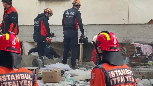 Maltepe’de enkaz altında dinleme yapan ekiplerin çalışmaları sürüyor