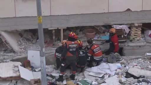 Maltepe’de ekipler itfaiye merdiveniyle çöken binanın üst katlarında arama yaptı