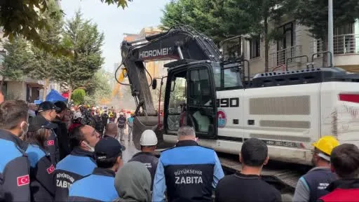 Maltepe’de çöken binanın üst katlarının yıkımına başlandı