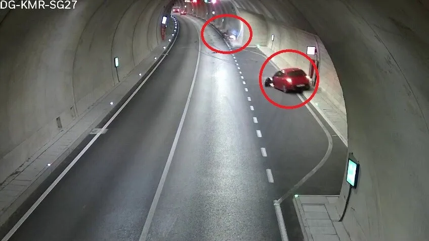 Cinayet gibi kaza kamerada...Karşı şeride geçen otomobil motosiklete böyle çarptı: 1 ölü, 1 ağır yaralı