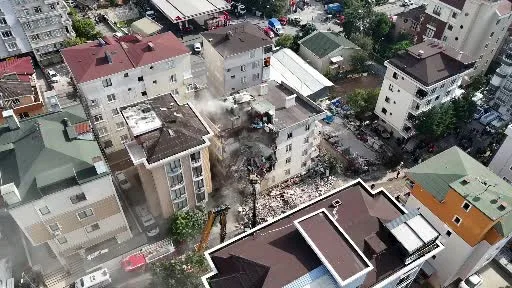 Maltepe’de çöken binanın üst katlarının kısmi yıkıma başlandı