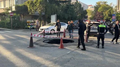 Beşiktaş’ta ana caddede yol çöktü, trafik aksadı
