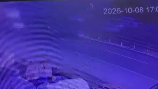 E-5 karayolunda zincirleme kaza kamerada...Taklalar atıp metrelerce sürüklendi: 2 yaralı