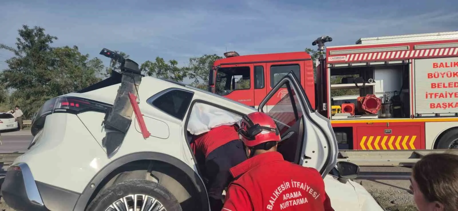 Balıkesir’de otomobil bariyerlere çarptı: 2 yaralı