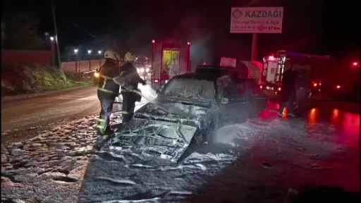 Seyir halindeki otomobil alev alev yandı