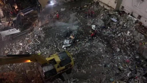 Maltepe’de enkaz altında kalan araç havadan görüntülendi