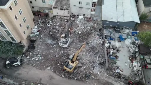 Maltepe’de yıkılan binada acı bilanço: 5 kişi hayatını kaybetti, geride enkaz kaldı