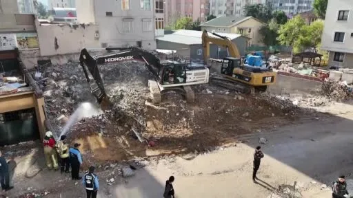 Maltepe’de çöken binada çalışmalar sürüyor
