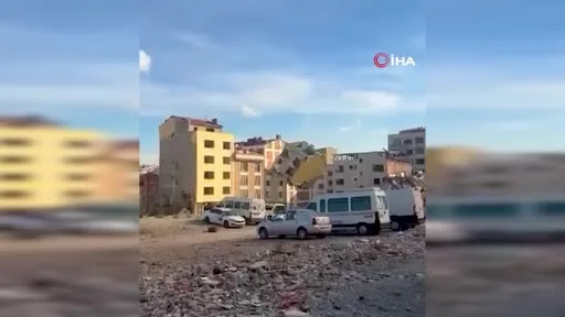 İBB’nin Bayrampaşa’daki kentsel dönüşüm kapsamında başlattığı yıkımda bir bina askıda kaldı
