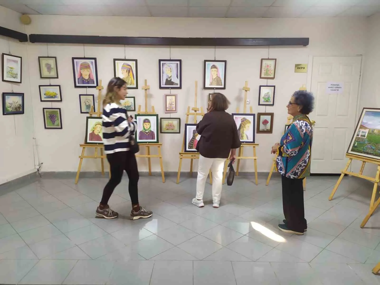 Burhaniyeli 85’lik ressam Edremit’ te sergi açtı