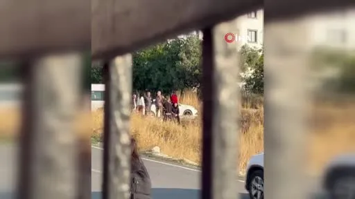 Beylikdüzü’nde lise önünde 2 öğrenciye çarpan araç kaçtı