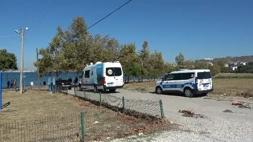 El frenini çekmeyi unuttular, otomobil denize uçtu