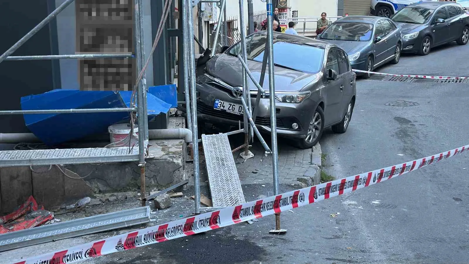 Şişli’de kontrolden çıkan otomobi, araç ve yayaya çarptı: 1 yaralı