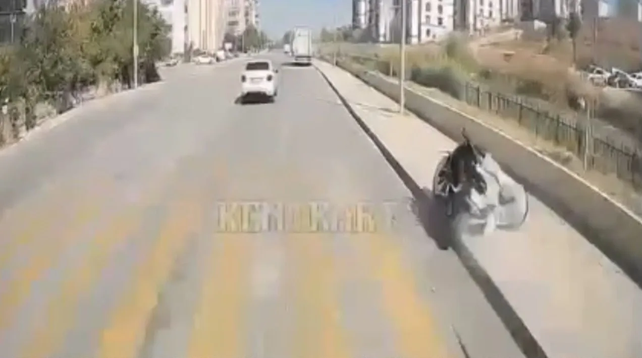 Motosikletin direğe çarptığı kaza kamerada