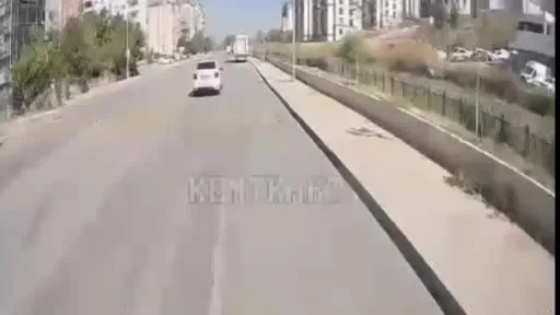 Motosikletin direğe çarptığı kaza kamerada