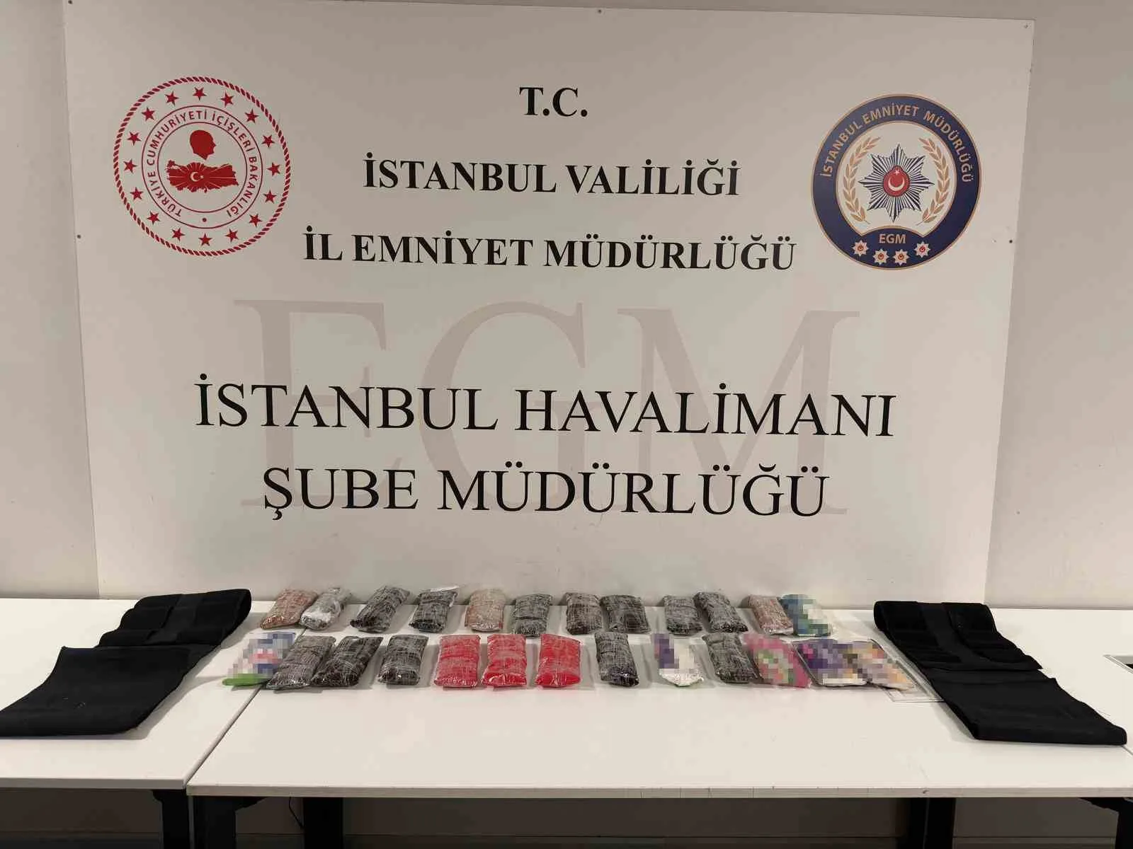 İstanbul Havalimanı’nda korse ve bacaklarına uyuşturucu gizleyen şüpheliler polisten kaçamadı